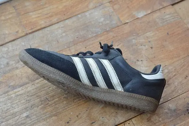 adidasスニーカー底面接着